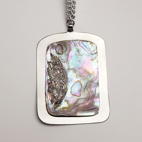 Beautiful Abalone Shell Pendant On Silver Tone Necklace - Picture 5 of 10